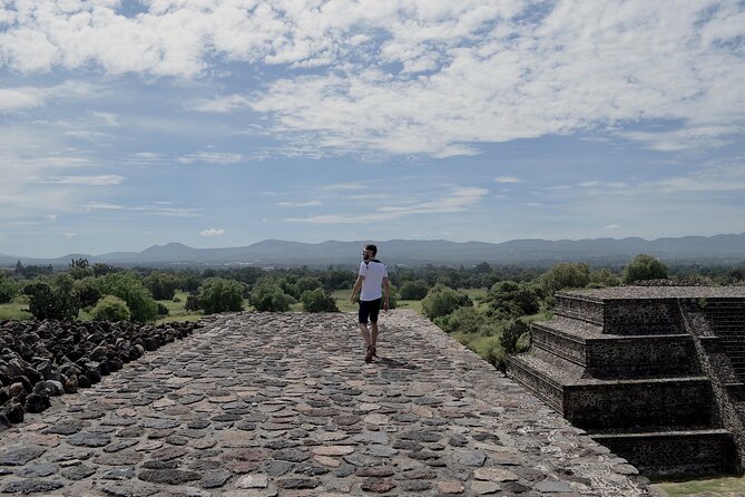 VIP Teotihuacan & Guadalupe Shrine Tour: A Journey Through Time - The drive to Guadalupe: switching from ancient ritual to living devotion