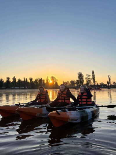 Xochimilco: amanecer en kayak Ciudad de México - Meeting at the soccer club: first 10 minutes set the tone