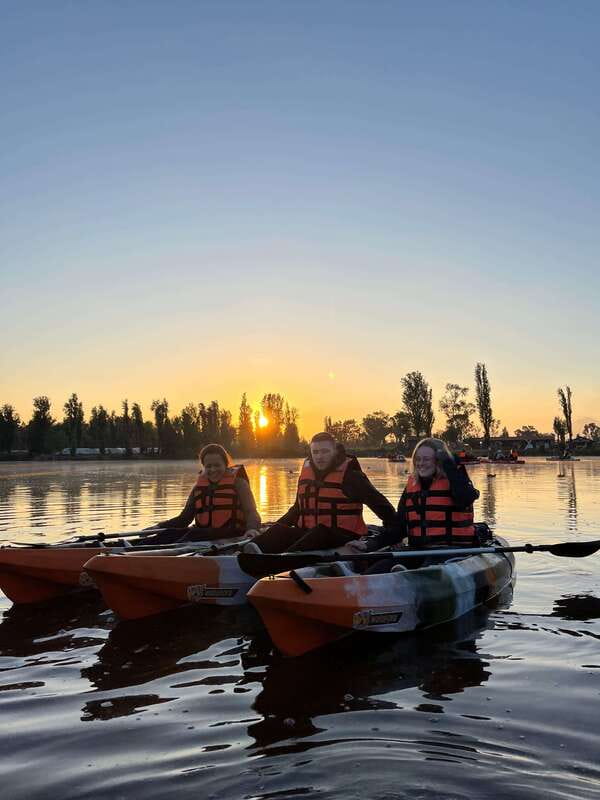 Xochimilco: amanecer en kayak Ciudad de México - Meeting at the soccer club: first 10 minutes set the tone