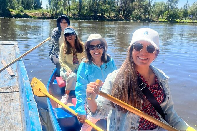 Xochimilco at dawn in Canoe or Kayak and Organic Breakfast - Canoe or kayak at dawn: the 40–50 minute canal ride