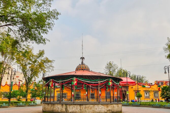 Xochimilco, Casa de Frida Kahlo, Coyoacán and UNAM - UNAM Ciudad Universitaria: murals and monumental campus views